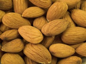 Бадем сорт Нонпарел с мека черупка (Prunus dulcis almond, amygdalus) Бадем сорт Нонпарел с мека черупка (Prunus dulcis almond, amygdalus)